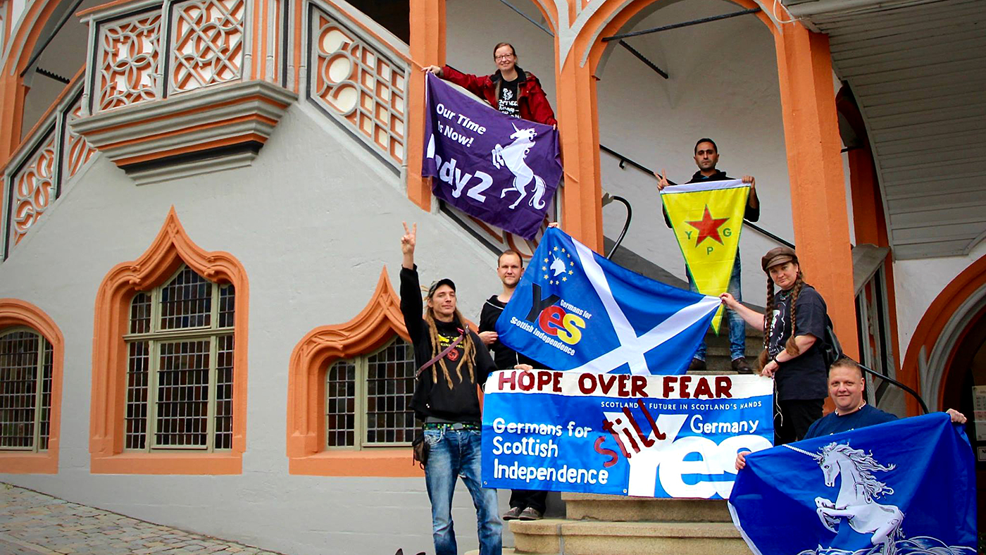 Campaigners outside of German town hall campaign for Scottish independence