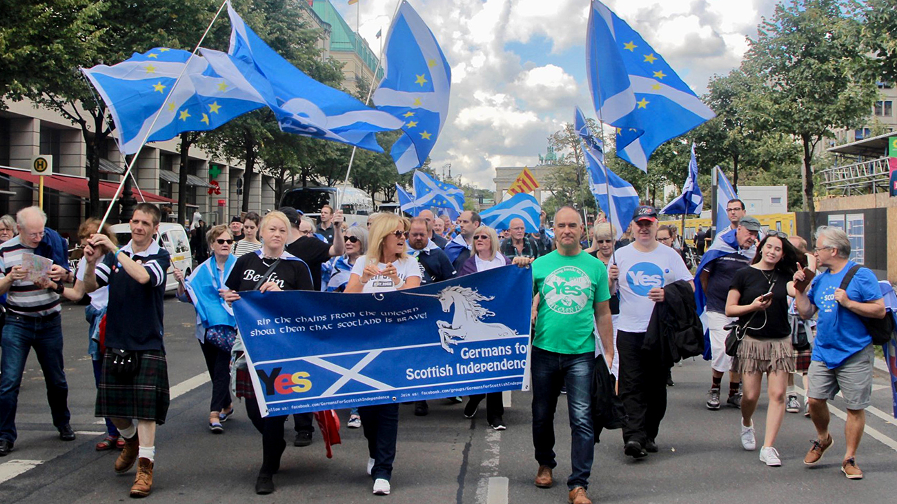 German supporters of Scottish independence march through Berlin