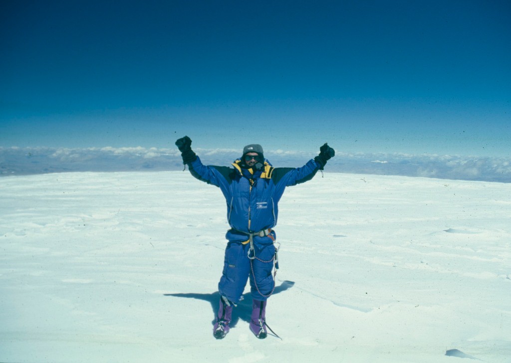 Chris Patient reaches the summit of Cho Oyu (Himalayas). Technology or not, the triumph is the same.