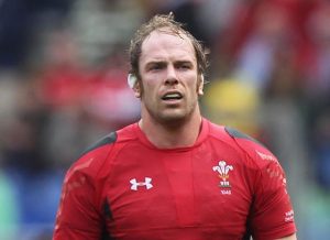Alun Wyn Jones takes the armband from Sam Warburton (Credit: therugbypaper)