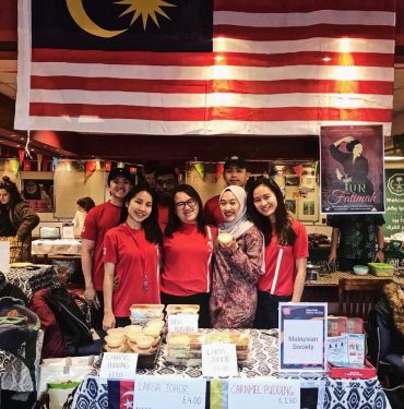 MSSCF selling Malaysian food and introducing their cultures to others.