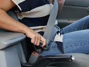 Woman puts on seatbelt. Photo: Wikicomms